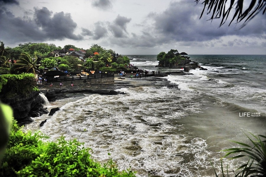  Miếu Tanah Lot ở đảo Bali, Indonesia, được xây dựng từ thế kỷ 16 trên một mỏm đá lớn giữa biển khơi.